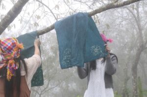 Trải nghiệm vẽ sáp ong, nhuộm chàm ở Tà Xùa
