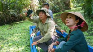 Đi ghe, xuồng len vào rừng thưởng thức đặc sản miền Tây mùa nước nổi