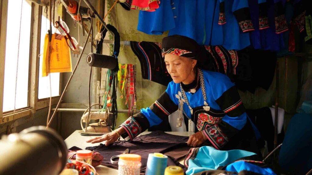 Người giữ từng đường kim, mũi chỉ để văn hóa dân tộc Bố Y không mai một