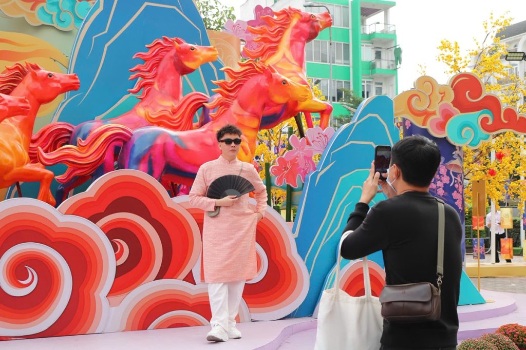 Trung tâm thương mại TP.HCM sớm rực rỡ sắc xuân đón Tết 2026