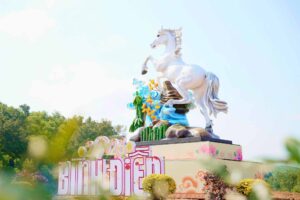 Linh vật ngựa Tết Bính Ngọ đọ sắc ở các tỉnh thành