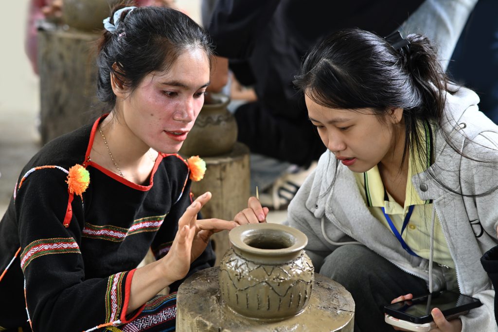 Gốm cổ Yang Tao kể chuyện núi rừng