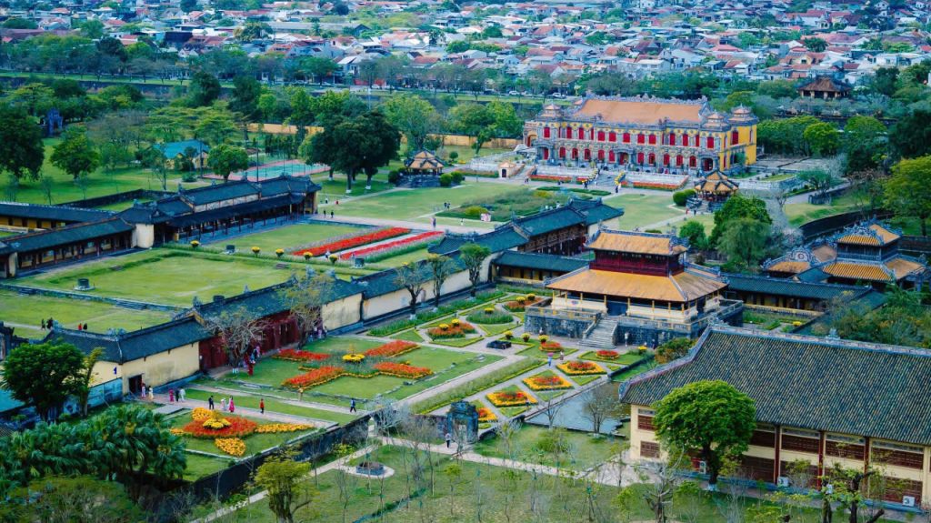 Di sản Huế ‘khoác áo xuân’ lộng lẫy, du khách quốc tế nườm nượp đổ về