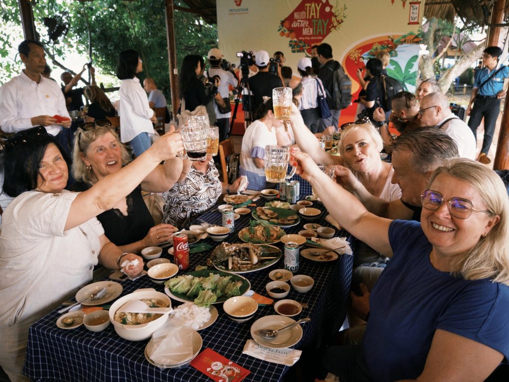 Miền Tây tấp nập khách nước ngoài về ăn tết