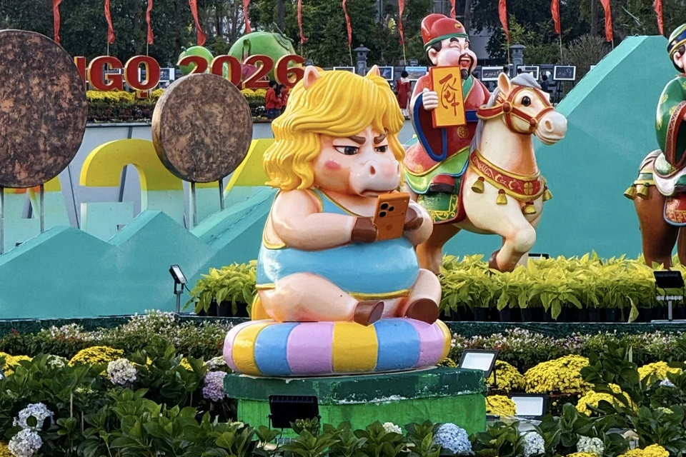 Linh vật ngựa mặt ‘cọc’, lướt iPhone 17 Pro Max gây cười