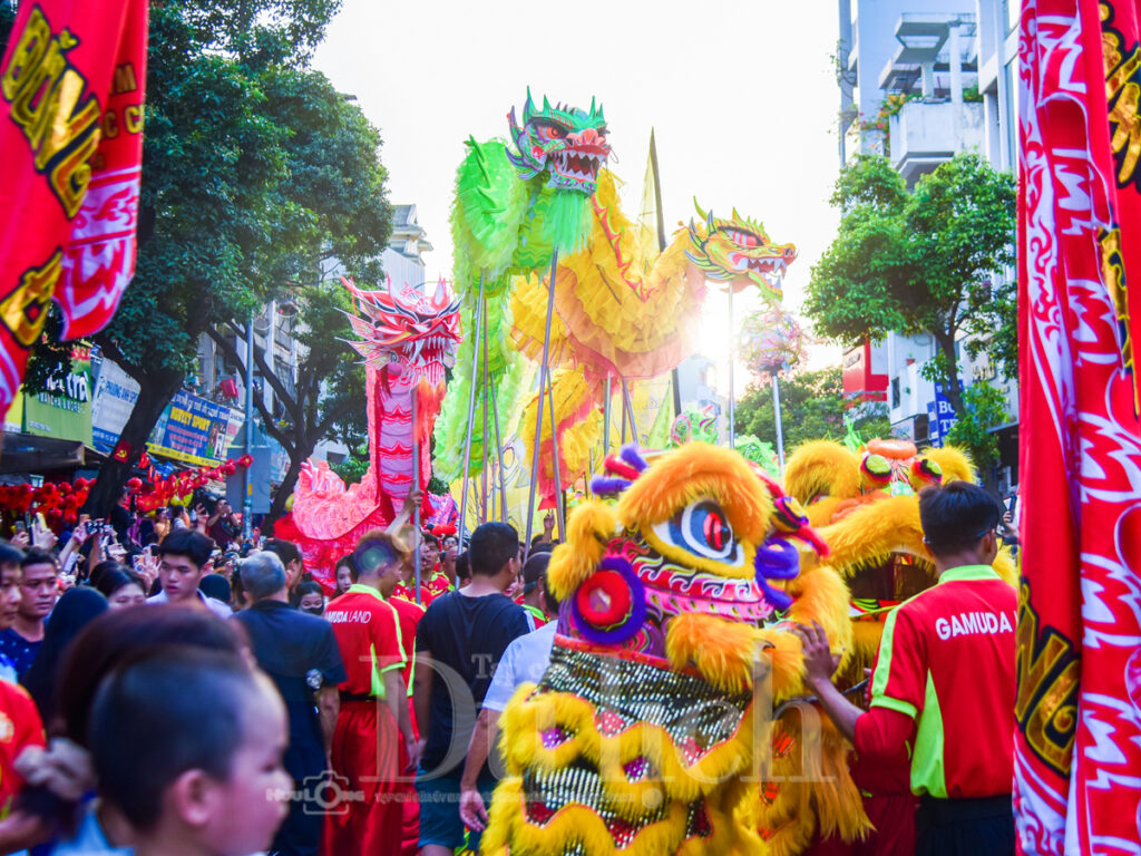 Rồng lân múa lượn khắp phố Chợ Lớn đêm Nguyên tiêu