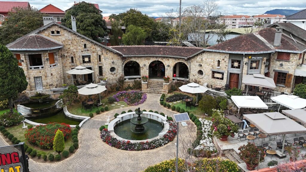 Khám phá ngôi biệt thự đá nổi tiếng ở xứ ngàn hoa