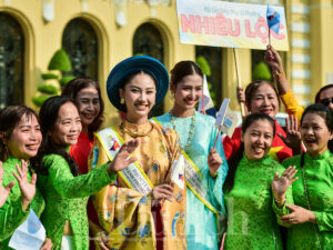 Hàng ngàn tà áo dài rực rỡ sắc xuân trên Quảng trường đi bộ trong ngày hội của phái đẹp
