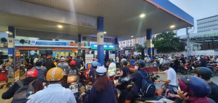 Giá xăng ‘nhảy múa’, chi phí du lịch mùa cao điểm đứng trước áp lực tăng giá