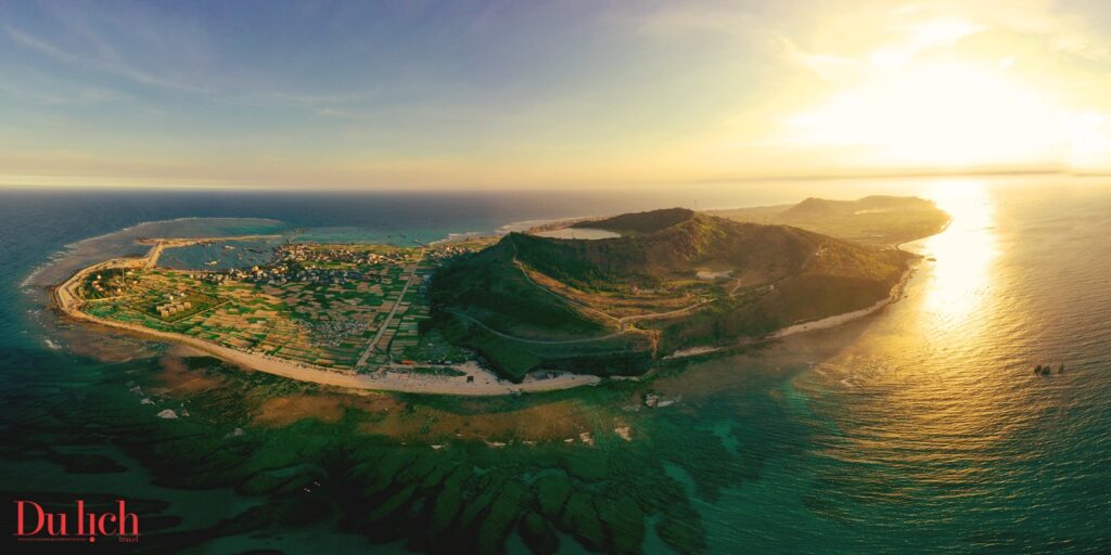 Hoàng hôn rực rỡ giữa màu cờ Tổ quốc thiêng liêng ở đảo Lý Sơn