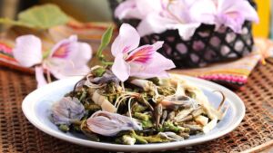 Nộm hoa ban – món quà mùa xuân của núi rừng Điện Biên