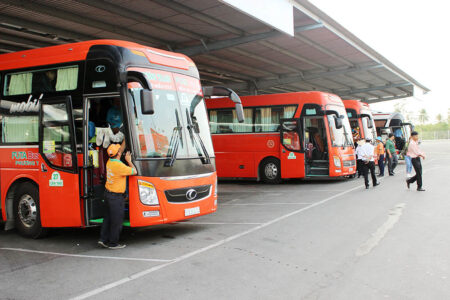 Giá vé xe khách liên tỉnh tăng mạnh, metro và xe buýt vẫn giữ giá ổn định, Xanh SM giảm giá