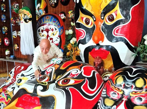 Người đối thoại với thời gian bằng mặt nạ giấy bồi