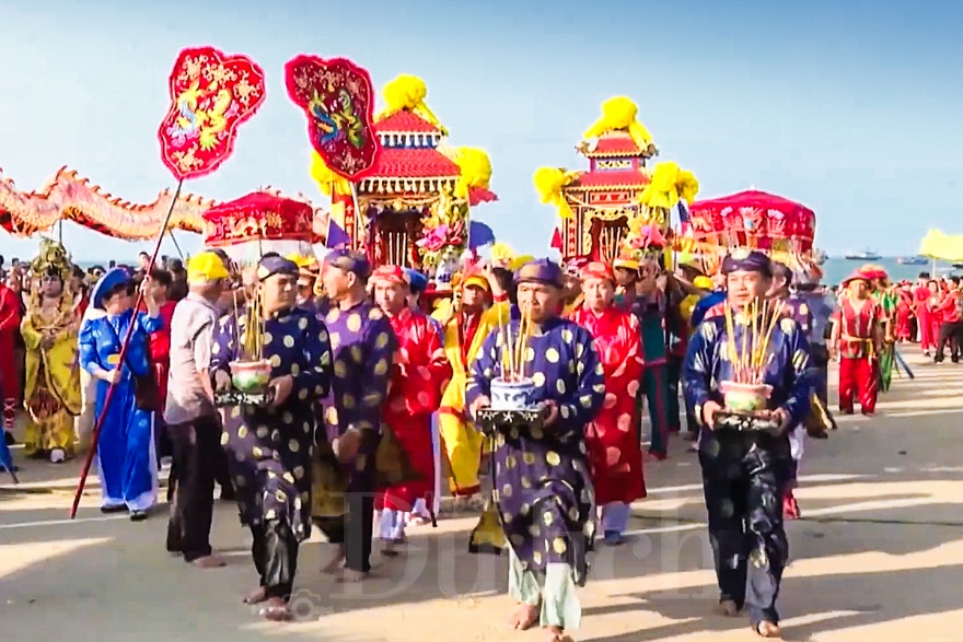 Linh đình nghi thức Thỉnh Cô rực rỡ sắc màu thiêng liêng miền duyên hải