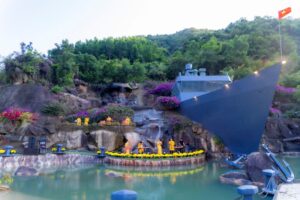 Độc đáo khu du lịch tàu ngầm trên núi ở Nha Trang