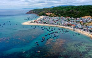 Làng chài Nhơn Hải hoang sơ độc đáo bên bán đảo Hải Giang