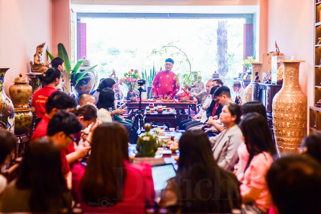 Bên tách trà, kể chuyện ngàn năm tinh hoa đất trời hội tụ trong hồn gốm di sản