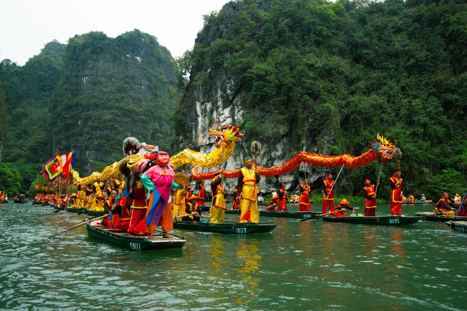 Hàng ngàn du khách về Tràng An xem rước rồng trên sông