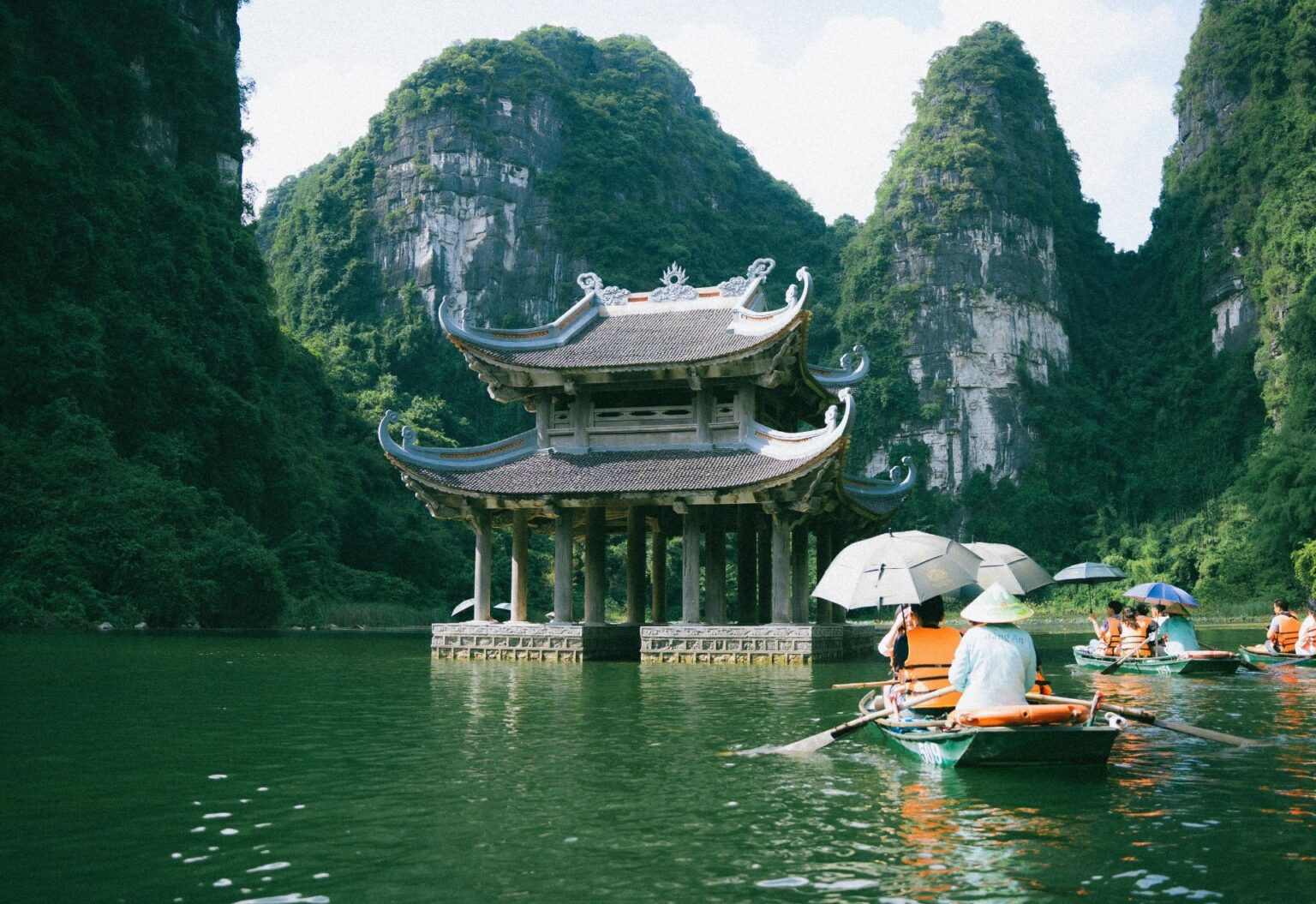Du lịch Ninh Bình bùng nổ, dẫn đầu cả nước nhờ chiến lược du lịch di sản