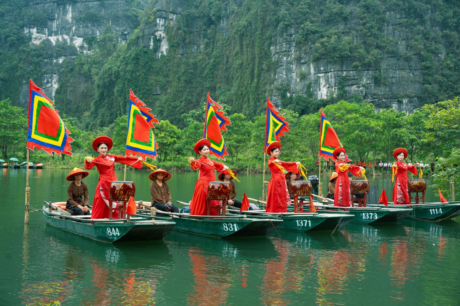 Sân khấu thực cảnh đầy màu sắc ở Tràng An