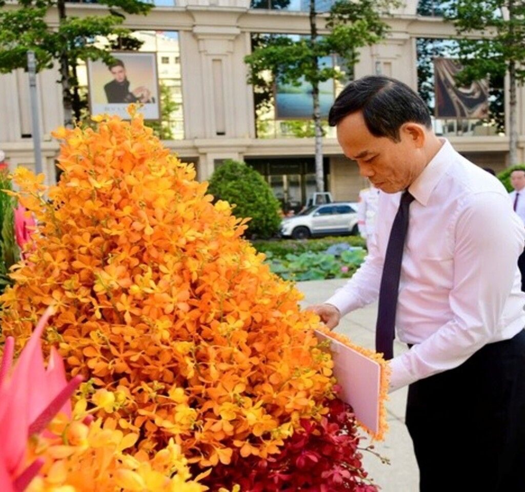 Lãnh đạo TP.HCM dâng hoa Chủ tịch Hồ Chí Minh sáng 19/5
