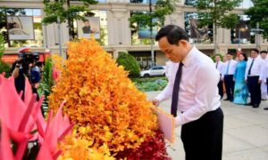 Lãnh đạo TP.HCM dâng hoa Chủ tịch Hồ Chí Minh sáng 19/5