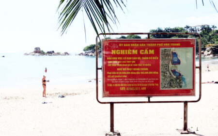 Xót xa cảnh du khách giẫm đạp thảm cỏ biển, san hô ở Hòn Chồng