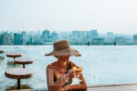 Trốn nóng ngày Hè, giải mã hồ bơi vô cực ‘chạm mây’ giữa lòng thành phố