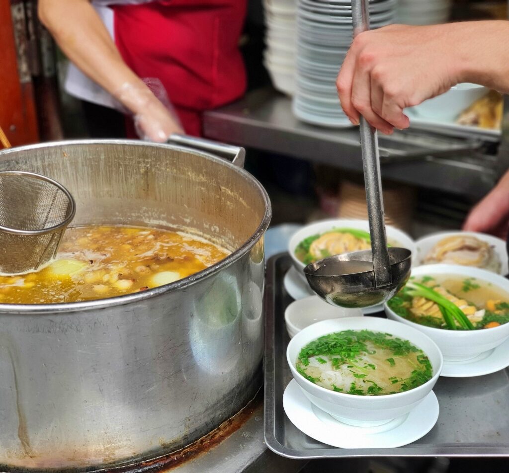 Ra Hà Nội, việc đầu tiên là đi ăn phở…