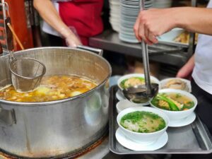 Ra Hà Nội, việc đầu tiên là đi ăn phở…